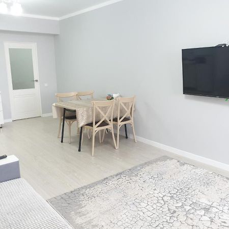 Центр Арбат Уютные Апартаменты В Новом Жк Almaty Extérieur photo