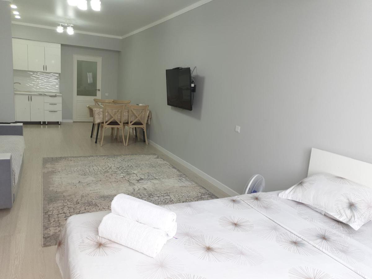 Центр Арбат Уютные Апартаменты В Новом Жк Almaty Extérieur photo