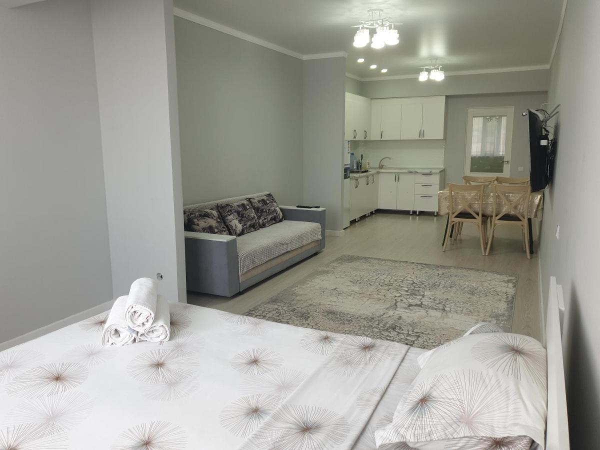 Центр Арбат Уютные Апартаменты В Новом Жк Almaty Extérieur photo